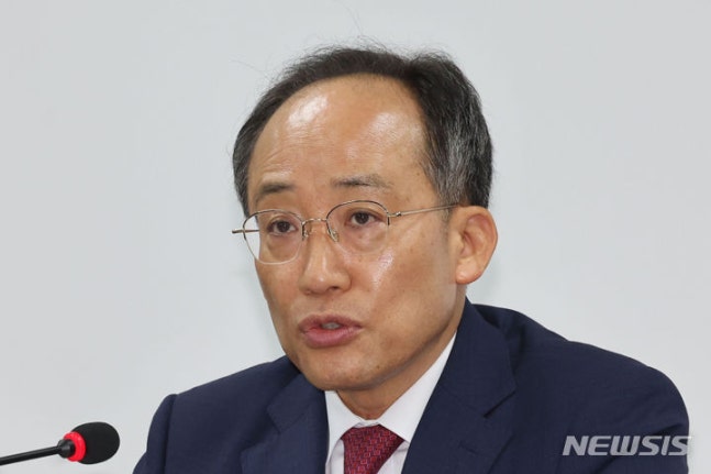 [Seoul=Newsis] Kwon Chang-hoe reporter = Choo Kyung-ho, the floor leader of the People Power Party, is speaking at the emergency response committee meeting held at the People Power Party headquarters in Yeouido, Seoul on the morning of the 23rd. 2024.05.23. kch0523@newsis.com
