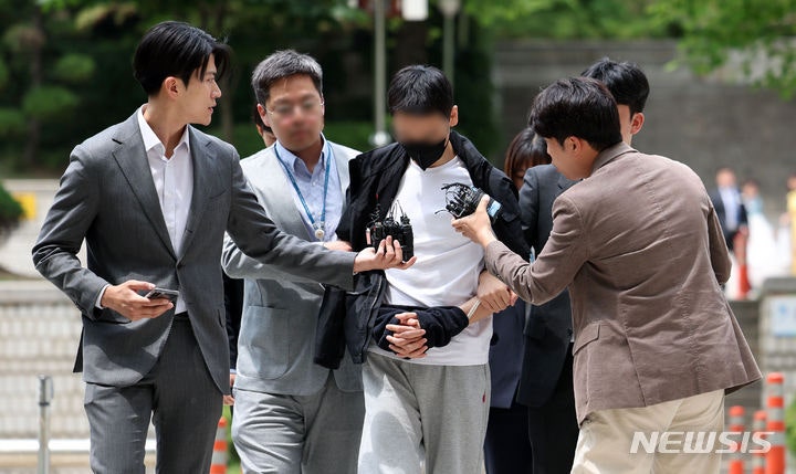 <b>경복궁</b> 담벼락 낙서 '<b>이팀장</b>' 구속 기로…취재진 질문엔 침묵
