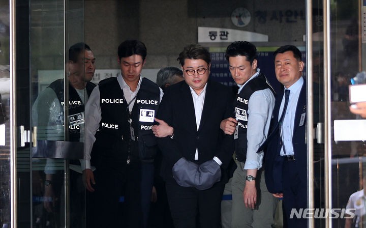 구속 후 첫 조사 <b>김호중</b>…<b>아이폰</b> 비밀번호 일부만 제공