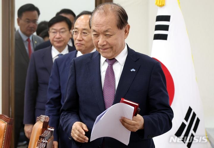 <b>황우여</b>, 대통령 탈당설에 "저라면 꿈도 꾸지 말라고 할 것"