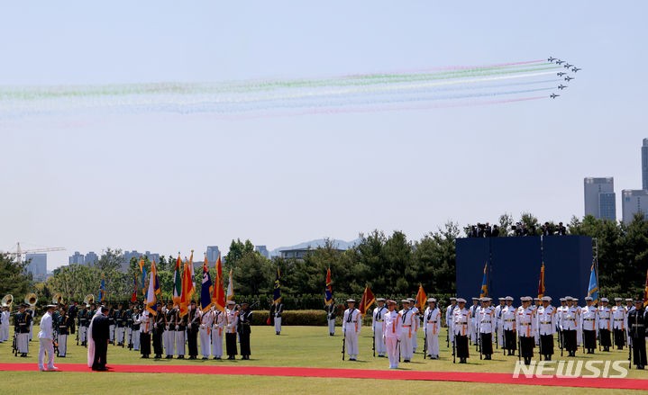 UAE <b>대통령</b> 공식환영식의 <b>블랙이글스</b>