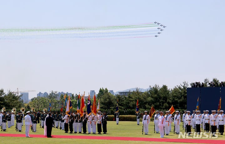 UAE <b>대통령</b> 공식환영식의 <b>블랙이글스</b>