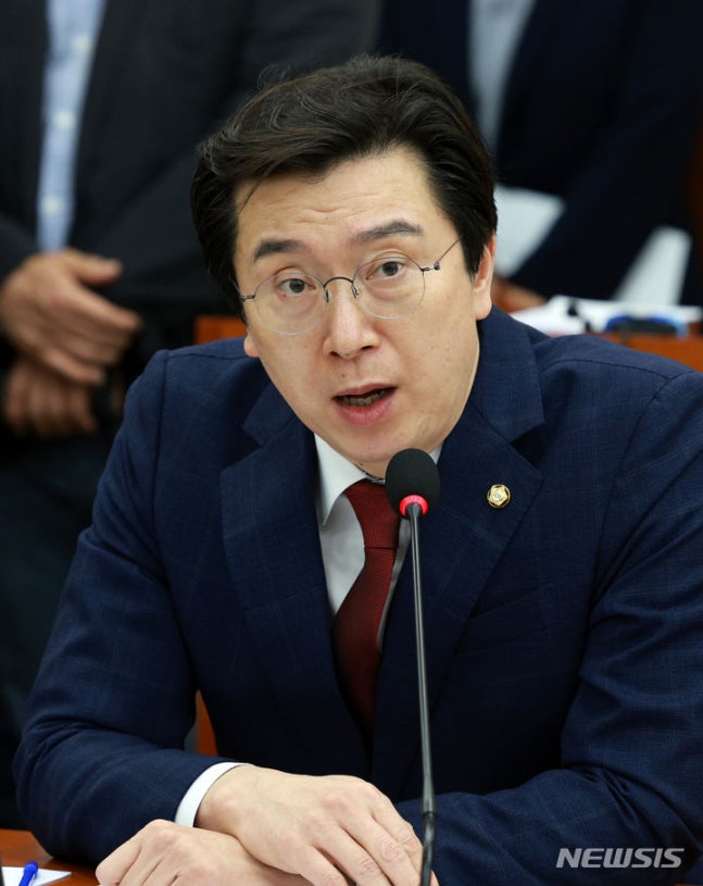 [Seoul=Newsis] Reporter Go Beom-joon = Kang Min-guk, a member of the National Defense Committee of the People Power Party, is speaking at a full committee meeting held in Yeouido, Seoul on the morning of the 23rd. People Power Party members were absent that day. 2024.04.23. bjko@new