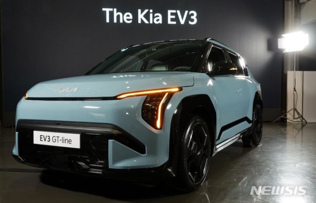 [서울=뉴시스] 고범준 기자 = 22일 서울 성동구 성수 언플러그드 그라운드에서 열린 'The Kia EV3 포토미디어데이'에서 SUV 전기차 EV3가 공개되고 있다. EV3는 국내 시장 기준 21년 기아 첫 E-G