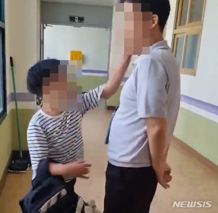 <b>교감</b>에 "개XX" 욕하며 뺨 때린 <b>초등생</b>…교원단체 "이게 현주소"