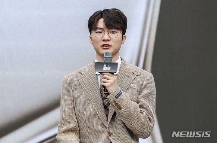토크세션하는 '<b>페이커</b>' <b>이상혁</b>
