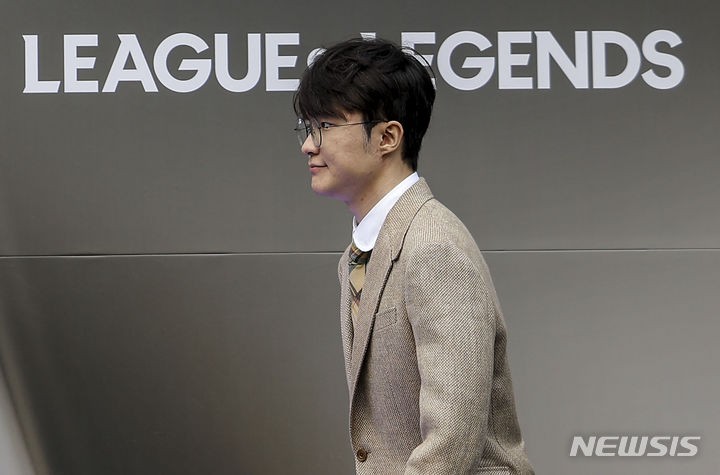 무대에 오르는 전설 '<b>페이커</b>' <b>이상혁</b>