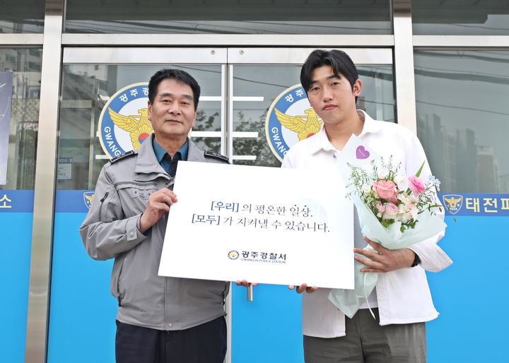 <b>비탈길</b> 돌진하는 1t <b>트럭</b>, 시민이 뛰어가 멈췄다
