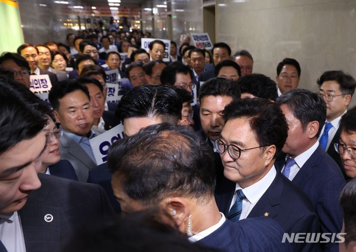 국민의힘, 우원식 사퇴 촉구 <b>결의안</b> 제출…"<b>의장</b> 직무수행 불가"