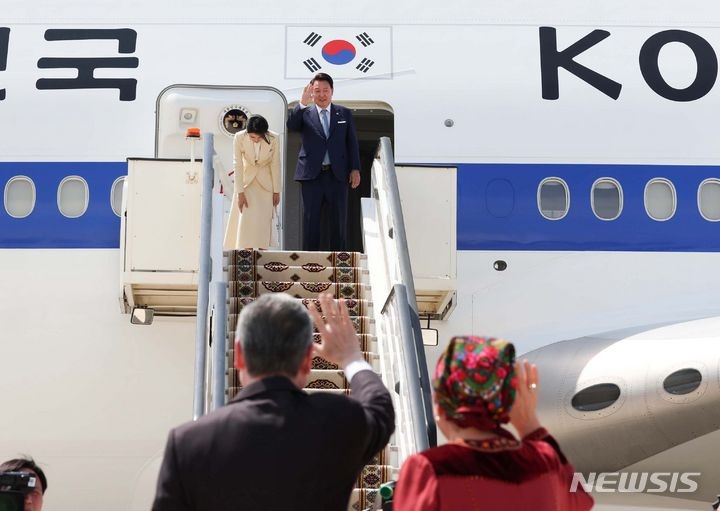 <b>투르크</b> 국가<b>최고지도자</b>에게 인사하는 윤석열 <b>대통령</b>