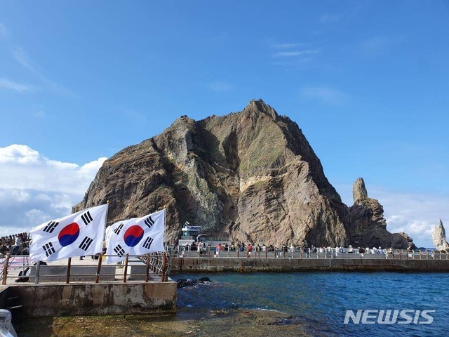 【Dokdo=Newsis】The Taegukgi fluttering in front of Dokdo. 2019.10.25 odong85@newsis.com