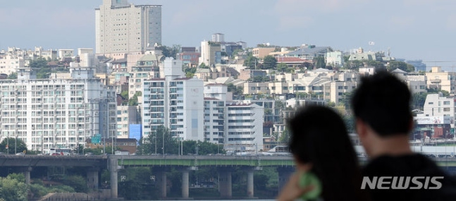 [Seoul=Newsis] Reporter Choo So-Pil = In the afternoon of the 2nd, apartments in downtown Seoul are visible from Jamsu Bridge in Seocho-gu, Seoul. It was reported that the government is considering abolishing comprehensive real estate tax. 2024.06.02. scchoo@newsis.com