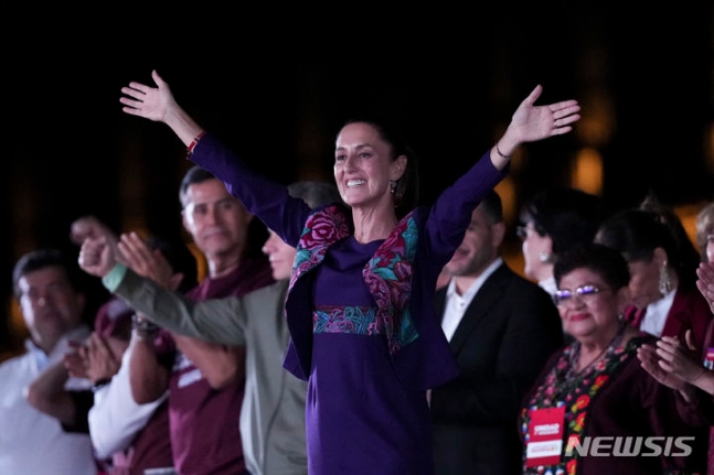 [墨西哥城= AP/新聞]Claudia Shanban Baum墨西哥總統候選人在墨西哥城首次選舉後，在墨西哥城Sokalo Squalo的支持者向支持者致意。總統Shane Baum