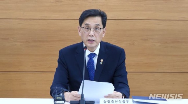 [Sejong=Newsis] The Ministry of Agriculture, Food and Rural Affairs held an 'Agricultural and Livestock Supply and Growth Situation Inspection Meeting' chaired by Deputy Minister Han at the Sejong Government Complex on the 12th, inspecting the growth situation of 7 field vegetable crops such as cabbage, radish, cabbage, carrot, garlic, onion, and dried pepper.(Photo