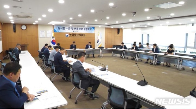 [Sejong=Newsis] The Ministry of Agriculture, Food and Rural Affairs held an 'Agricultural and Livestock Supply and Growth Situation Inspection Meeting' chaired by Deputy Minister Han at the Sejong Government Complex on the 12th, inspecting the growth situation of 7 field vegetable crops such as cabbage, radish, cabbage, carrot, garlic, onion, and dried pepper.(Photo
