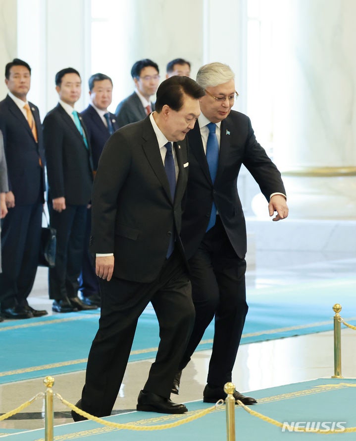 <b>카자흐스탄</b> 공식환영식의 윤 <b>대통령 부부</b>