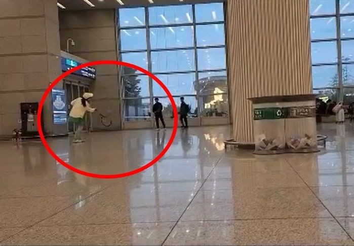 <b>인천공항</b>서 <b>테니스</b> 친 <b>커플</b>…"이러다 야구도 하겠다"