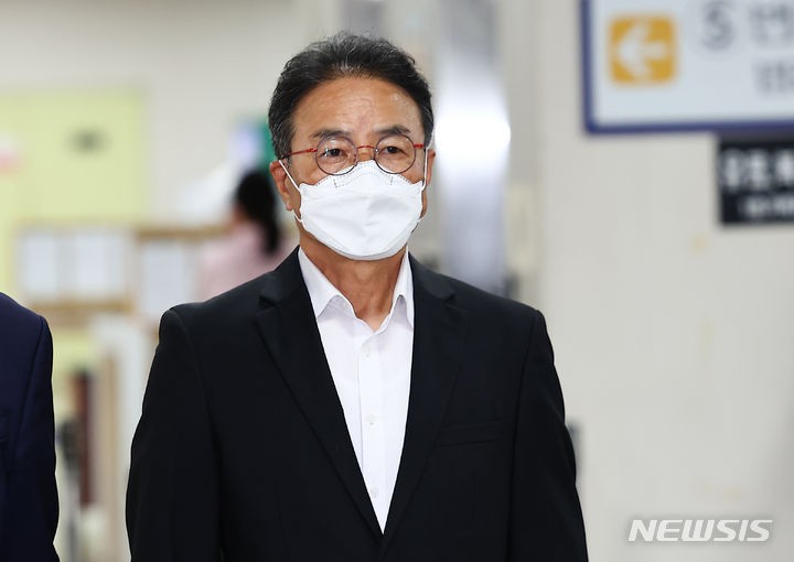 '<b>강제추행</b>' 혐의 <b>김명곤</b> 前 문화부장관…1심 <b>징역형</b> 집유