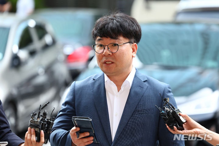 명품백 보도 기자 <b>경찰</b> 출석…"김 여사, 입장 밝혀야"