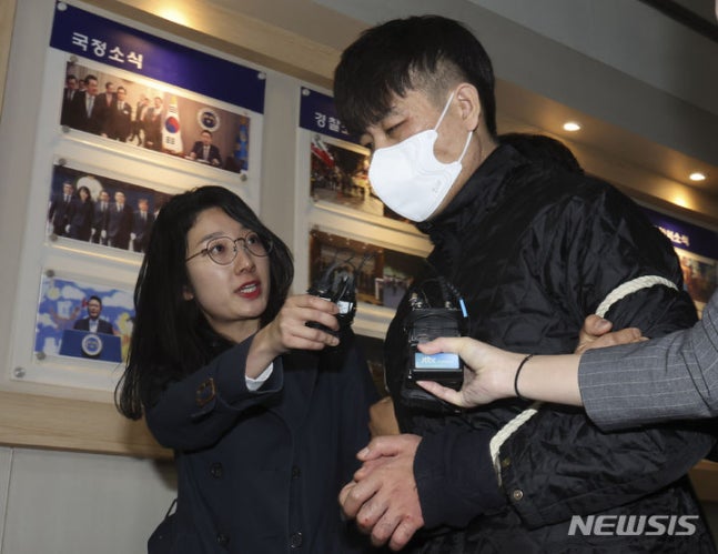 [Anyang=Newsis] Reporter Kim Geun-soo = Kim Gil-soo (36), who was sent to trial for charges of aggravated robbery and fleeing during investigation, was also sentenced to actual imprisonment in the appeals trial. The photo shows Kim Gil-su being escorted to the Annyang Police Station in Annyang-dong, Gyeonggi Province on the afternoon of November 6 last year.
