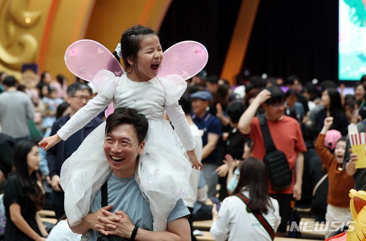 <b>육아휴직 급여</b> '최대 250만원'으로…"아빠 참여 늘려야"[저출생 대책]