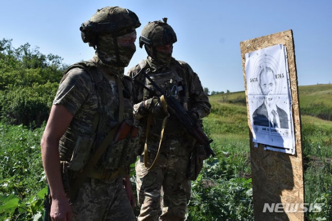 [Zaporizhia=AP/Newsis]On June 18 (local time), Ukrainian troops from the Zaporizhia front fire at a target symbolizing Vladimir Putin, President of Russia. 2024.06.19.