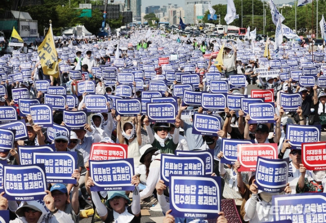 [서울=뉴시스] 김진아 기자 =  대한의사협회가 의대 증원과 관련해 집단 휴진에 돌입한 지난 18일 서울 영등포구 여의도 환승센터 주변에서 열린 대한의사협회 전국 의사 총궐기대회에서 참석자들이 손팻말을 들고 있다.