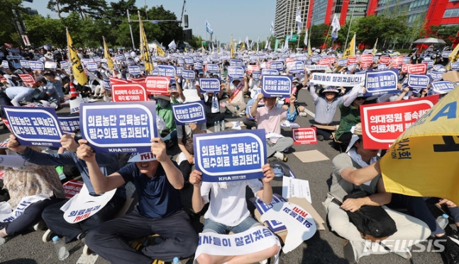 [서울=뉴시스] 김진아 기자 =  대한의사협회가 의대 증원과 관련해 집단 휴진에 돌입한 지난 18일 서울 영등포구 여의도 환승센터 주변에서 열린 대한의사협회 전국 의사 총궐기대회에서 참석자들이 손팻말을 들고 있다.