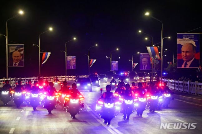 [Pyongyang=AP/Newsis]Russian President Vladimir Putin and North Korean leader Kim Jong-un exiting the vehicle convoy together at Pyongyang's Sunan International Airport in the early morning. 2024.06.19.
