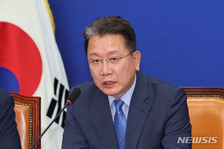 '민주 아버지 이재명' 논란에도 아랑곳 않는 <b>강민구</b> '눈총'