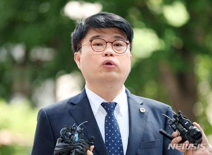 '전공의 사태' <b>임현택</b> 의협 회장 <b>경찰</b> 출석 "전공의 죄 없어"