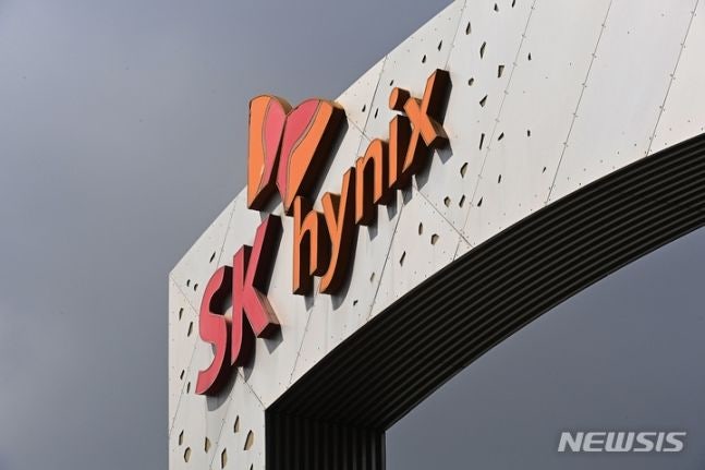 "<b>엔비디아</b> 약세 여파"…SK하이닉스 5%대 <b>급락</b>