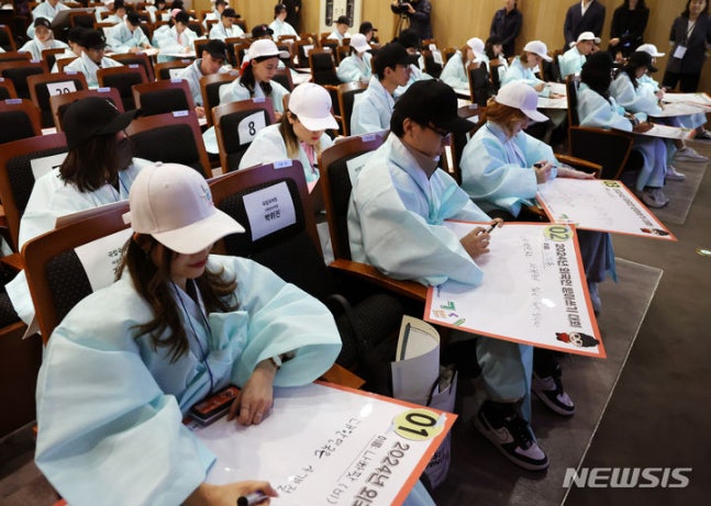 [Seoul=Newsis] By Bae Hoon-sik = Foreigners participate in a Korean writing contest held during the Foreigners' Korean Writing Contest in the National Folk Museum of Korea in Jongno-gu, Seoul on the afternoon of May 15, 2024. (Photo Provided by dahora83@newsis.com) 2024.05.15