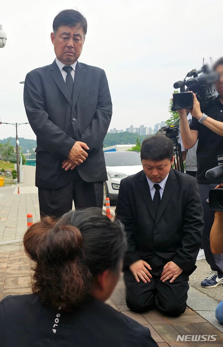 유족 앞에 고개 숙인 <b>박순관 에스코넥 대표</b>