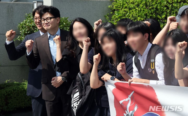 부산 찾은 <b>한동훈</b>, <b>유엔기념공원</b> 참배… 지역구 당원들과 만남도 [뉴시스Pic]