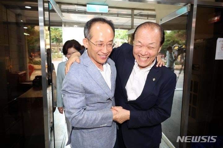 <b>추경호</b>, <b>닷새</b> 만에 원내대표 복귀…"국회 국민 것으로"