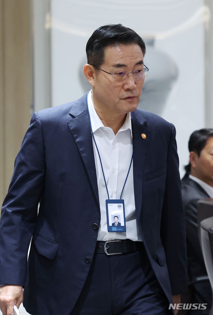 국무회의 입장하는 <b>신원식</b> 국방부 <b>장관</b>