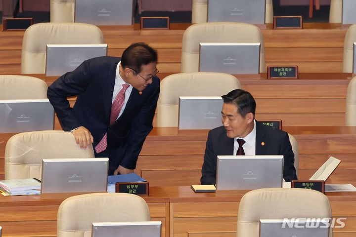 인사 나누는 박성재-<b>신원식</b>