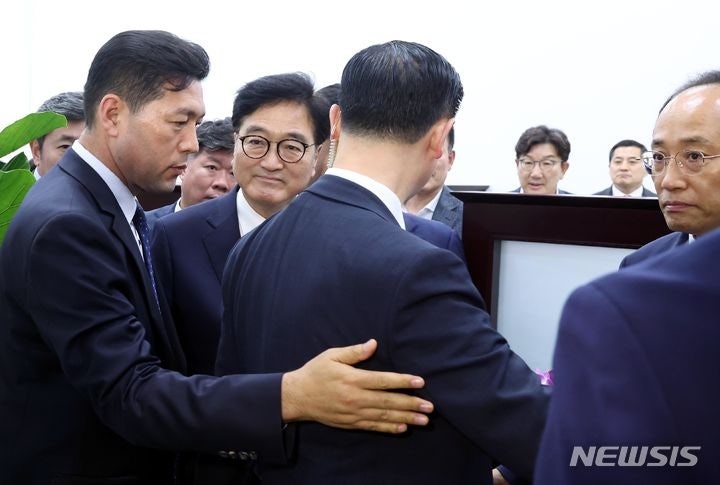 <b>본회의장</b>으로 향하는 <b>우원식</b> 국회의장