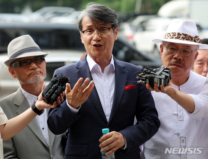 '김건희 <b>명품백</b> 몰카' <b>최재영</b> 목사 "스토커가 준 선물이 국가기록물이냐"