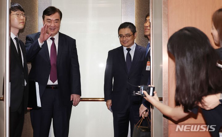 손인사하는 <b>싱하이밍</b> 주한중국<b>대사</b>