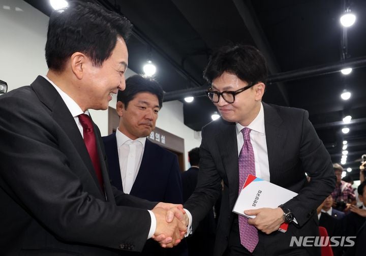 [단독]<b>한동훈</b>, <b>원희룡</b> '선거운동 문자' 당규 위반으로 선관위에 <b>신고</b>(종합)