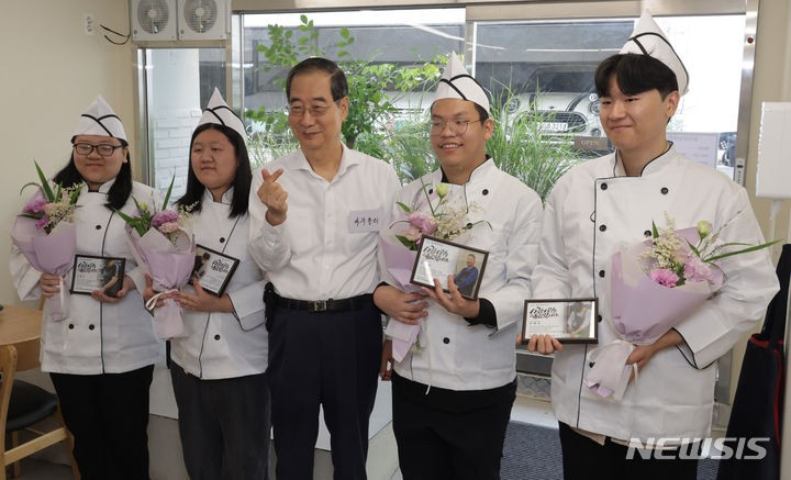 한<b>총리</b>, 경계선지능 <b>청년</b> 격려 "조금 느려도 성실한 사람 인정받는 사회로"