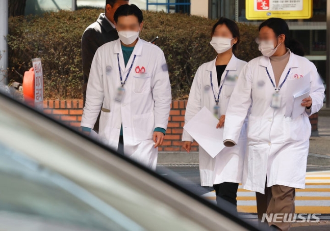 [서울=뉴시스] 황준선 기자 = 9일 정부에 따르면 보건복지부는 전날(8일) 전공의 복귀 대책을 발표하며 모든 전공의에 대해 복귀 여부와 관계없이 행정처분을 하지 않겠다는 방침을 밝혔다.사진은 지난 3월8일 오후 서