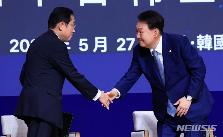 "<b>한일 정상</b>, 나토 <b>정상</b>회의 계기 <b>회담 개최</b> 조율" 마이니치