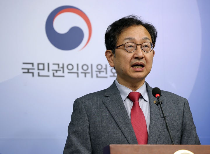 <b>권익위</b>, 김여사 '<b>명품백</b>' 종결 의결서 공개…"'배우자는 수수해도 된다'는 의...