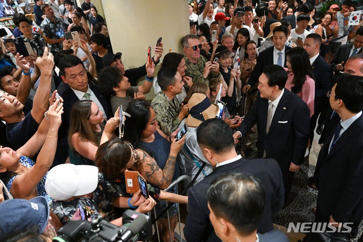 <b>하와이</b> 동포들 만난 윤 <b>대통령</b>