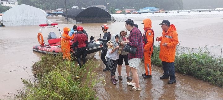 물폭탄 맞은 <b>대전</b>…마을·주택·차량침수, <b>주민</b>은 대피·구조