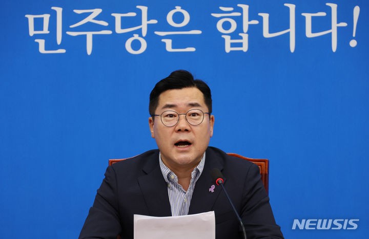 발언하는 <b>박찬대 직무대행</b>