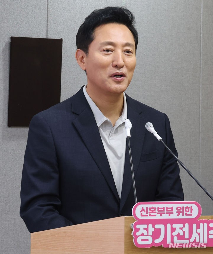 <b>오세훈</b> "광화문광장 <b>태극기</b>, 100m 아닌 30m·70m도 좋다"